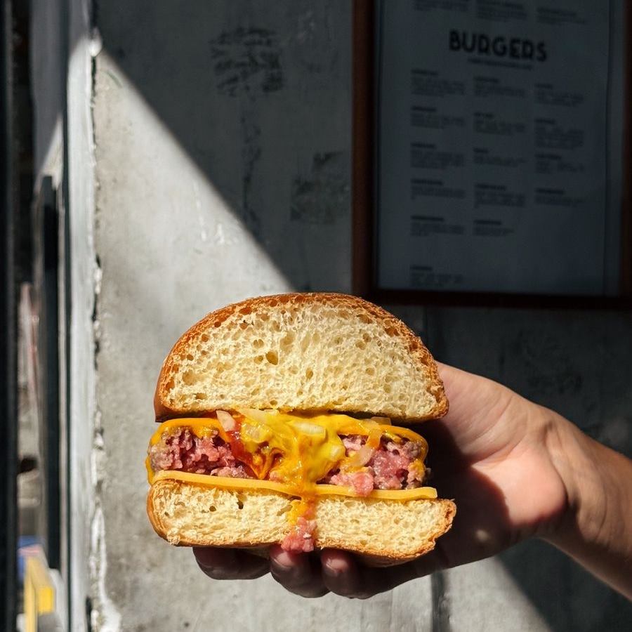 Burger aberto na mão