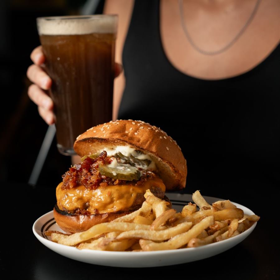 Burger com batatas e bebida