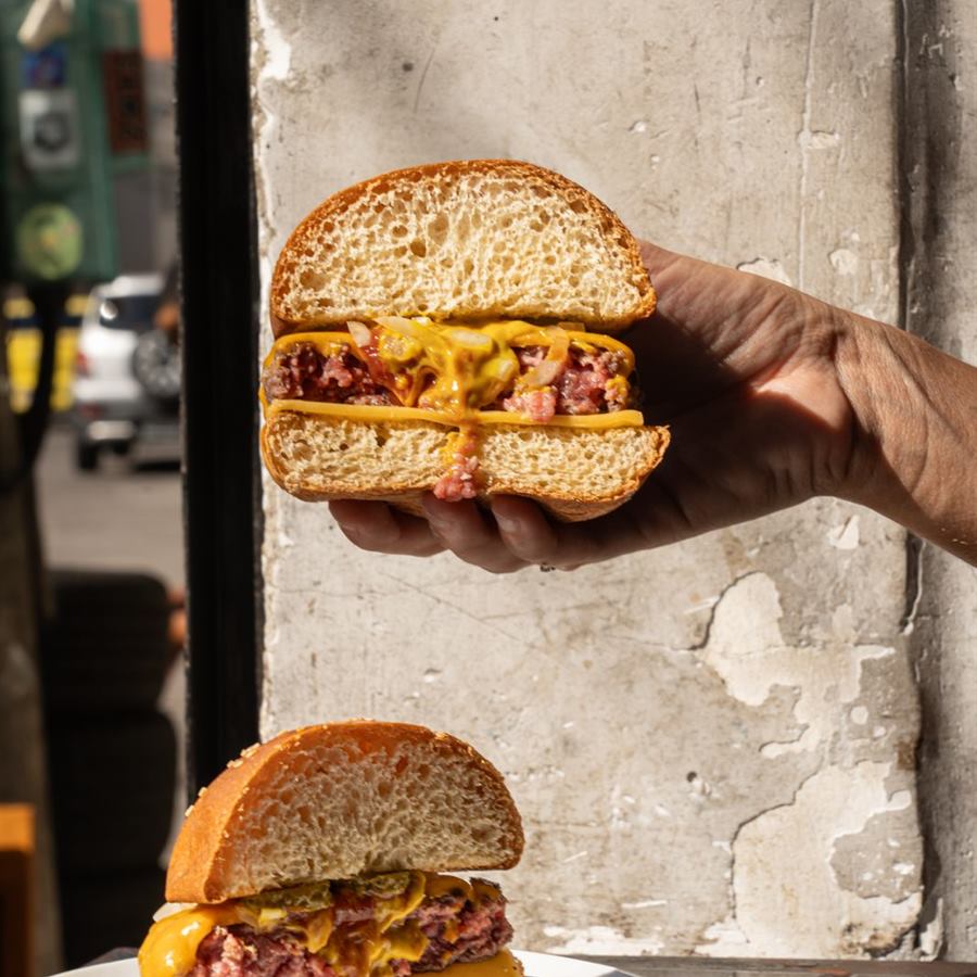 Burger cortado junto à janela