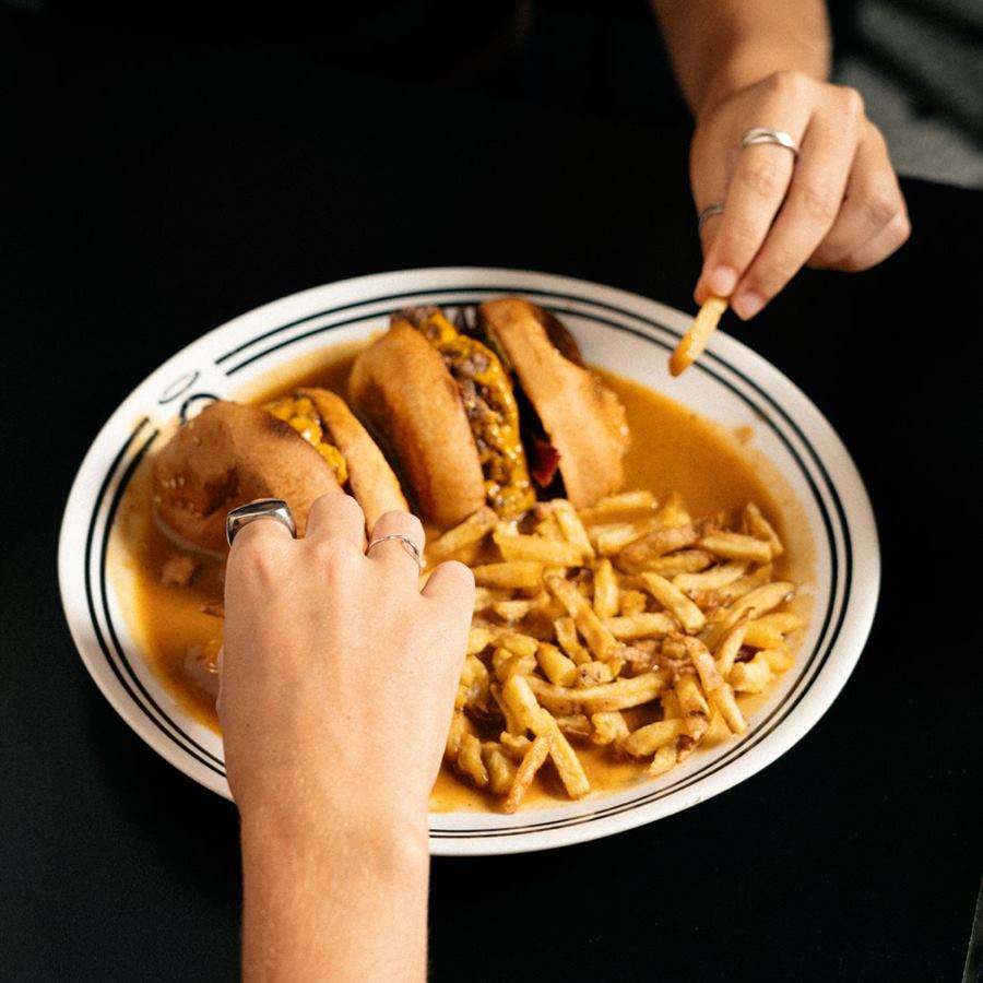 Prato com burgers e batatas