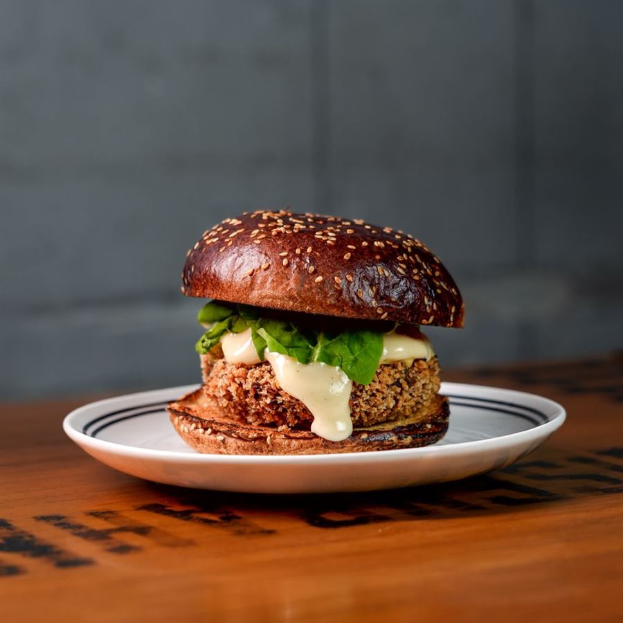 Burger no prato sobre mesa