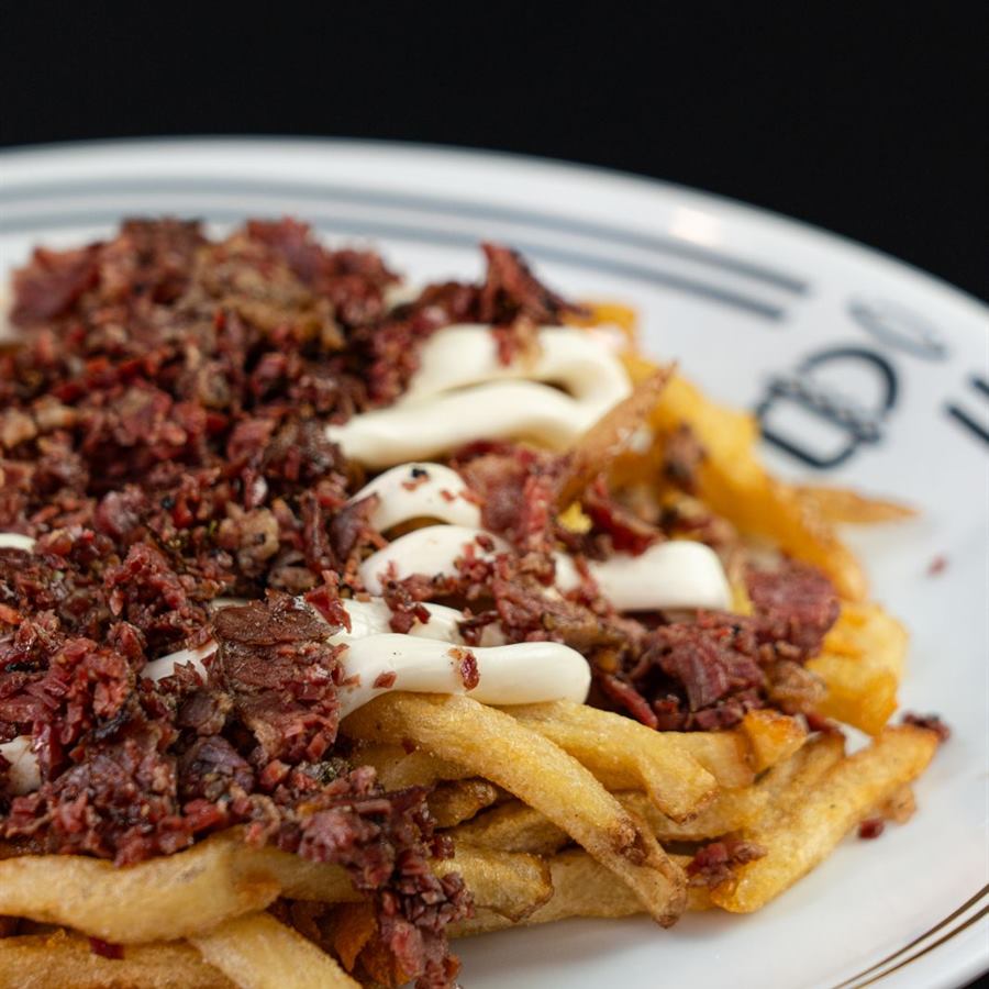 Batatas com topping no prato