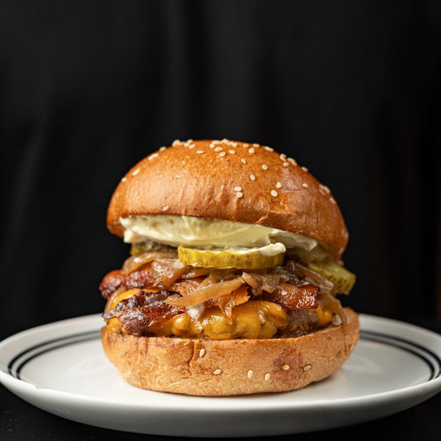 Burger com pickles no prato
